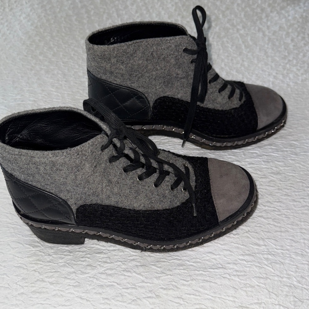 CHANEL women’s bootie gray/black